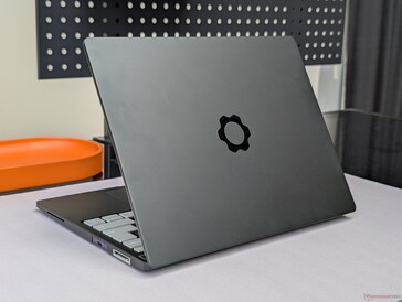 Det yttre aluminiumlocket är begränsat till grått och silver medan den inre plastramen kan ha ytterligare färger