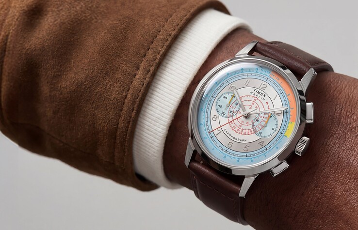Timex Marlin Neo Classic Chronograph med en färgglad silverfärgad urtavla och brunt läderarmband på en handled.