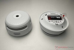 Ovanifrån- och underifrånvy av den smarta, uppkopplade rökdetektorn X-Sense XS01-M (FS61)