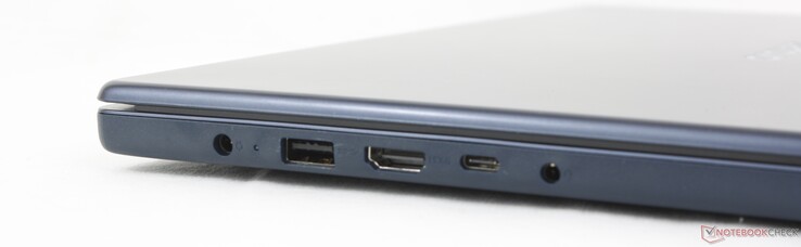 Vänster: Nätadapter, USB-A (5 Gbps), HDMI 1.4, USB-C (5 Gbps) med Power Delivery 3.0 + DisplayPort 1.2, 3,5 mm headset