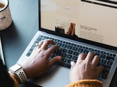 En arbetare som använder en Apple Macbook Pro (Bildkälla: Daniel Thomas/Unsplash)