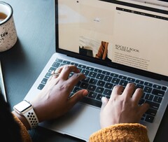 En arbetare som använder en Apple Macbook Pro (Bildkälla: Daniel Thomas/Unsplash)