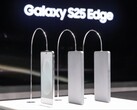 Galaxy S25 Edge (till vänster) placerad tillsammans med Galaxy S24 Ultra och Galaxy S23 Ultra dummy-enheter vid Galaxy Unpacked 2025-eventet i januari. (Bildkälla: Fnnews)