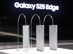 Galaxy S25 Edge (till vänster) placerad tillsammans med Galaxy S24 Ultra och Galaxy S23 Ultra dummy-enheter vid Galaxy Unpacked 2025-eventet i januari. (Bildkälla: Fnnews)