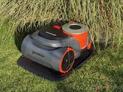 Navimow H2 på sin laddstation