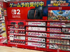 Nintendo Switch 2 visas i en japansk butik (Bildkälla: Nintendeal X-konto)
