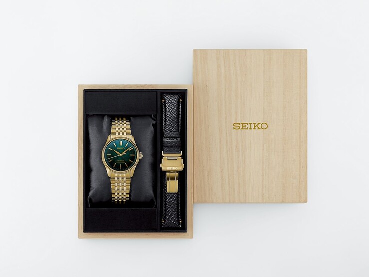 Seiko Presage Classic x Tradman’s Bonsai-klocka och ett extra svart läderarmband presenteras i en presentask av trä.