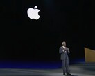 Google Cloud CEO Thomas Kurian på scenen med Apple logotypen bakom sig (skärmdump).