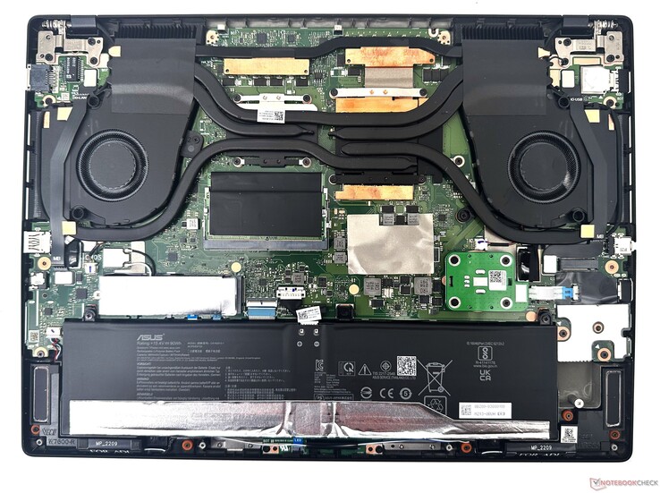 Asus ProArt StudioBook 16 internt