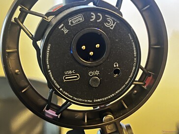 Nedtill: XLR-ingång, USB-C, ström/LED-knapp, 3,5 mm ljudutgång