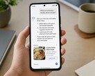 En hand som håller en smartphone som visar ett AI-svar med en sponsrad annons under