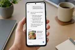 En hand som håller en smartphone som visar ett AI-svar med en sponsrad annons under
