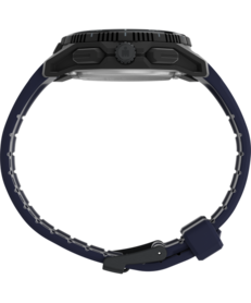 Sidovy av den svarta Timex Ironman Adrenaline som visar dess skyddade krona, tryckknappar och mörkblå armband.