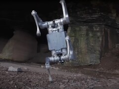 Unitree A2 Stellar Hunter kan inte bara dansa utan också bära upp till 66 kg på ryggen. (Bildkälla: Untitree via YouTube) 