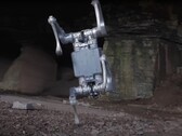 Unitree A2 Stellar Hunter kan inte bara dansa utan också bära upp till 66 kg på ryggen. (Bildkälla: Untitree via YouTube) 