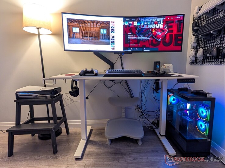 Arctis Nova Pro Omni ansluten till PC, PS5 och Pixel 9 Pro XL (bortse från kabeltrasslet).