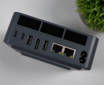 Baksidan av Beelink EQi 304 mini-PC:n visar två Thunderbolt 4-portar, HDMI, USB Type-A-portar, två Ethernet-portar och strömanslutning.