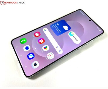 Närbild av Samsung Galaxy S25 Edge som visar den platta skärmen, de tunna ramarna och hemskärmen med väder- och appikoner synliga. (Bildkälla: Notebookcheck)