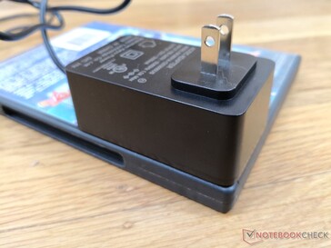 Väggsvarta AC-adapter (~7,9 x 4,8 x 3,4 cm utan pränsar) kan leverera upp till 36 W