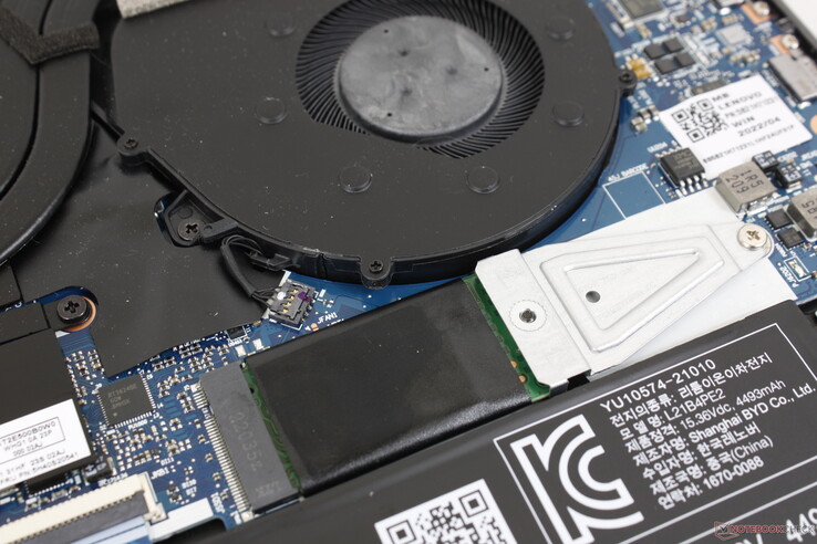 Vår enhet levereras med en M.2 2242 PCIe3 x4 SSD. Systemet kan dock stödja längre M.2 2280-enheter. Det finns ingen sekundär M.2 SSD-plats för expansion till skillnad från LG Gram 16 2-in-1