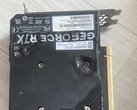 Smält bakplatta på en EmTek StormX Dual RTX 4060 Ti GPU. (Bildkälla: user_634494 på Quasar Zone)