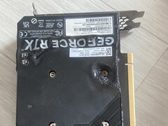 Smält bakplatta på en EmTek StormX Dual RTX 4060 Ti GPU. (Bildkälla: user_634494 på Quasar Zone)