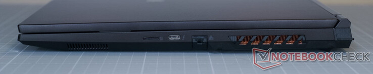 microSD-kortläsare; USB-C 3.2 Gen2×1 (DisplayPort 1.4, Thunderbolt 4); RJ45-port (LAN)