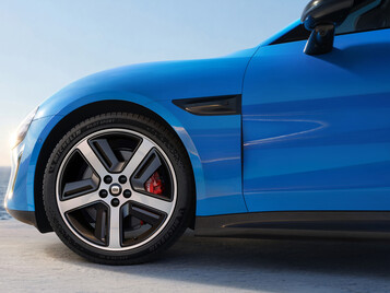 Xiaomi SU7 (2026) i den nya färgen Capri Blue: Den elektriska sportsedanen får mer än bara en mindre ansiktslyftning. (Bildkälla: Xiaomi)