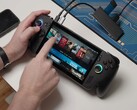 Asus ROG Ally X som kör Bazzite, med speltitlar synliga på skärmen och USB-enheter anslutna. (Bildkälla: Dawid gör tekniska saker)