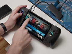 Asus ROG Ally X som kör Bazzite, med speltitlar synliga på skärmen och USB-enheter anslutna. (Bildkälla: Dawid gör tekniska saker)