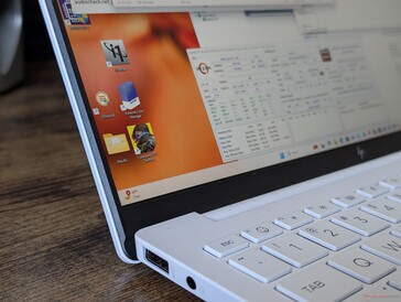 Inget kant-till-kant-glas eller pekskärm för att hålla vikten nere