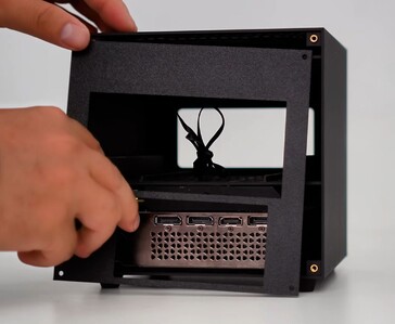 ITG Cube bakifrån med minidatorportar, OCuLink-anslutning och utgångar för RTX 4060-grafikkort