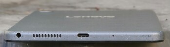 undersida av höljet (3,5 mm jack, högtalare, USB-port, mikrofon)