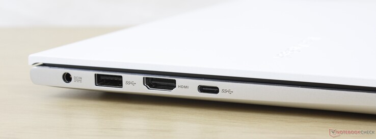 Vänster: AC-adapter, USB-A 3.2 Gen. 1, HDMI 1.4, USB-C 3.2 Gen. 1 (Ej Power Delivery eller DisplayPort)