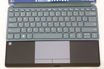 Om tangentbordet är placerat längs den övre kanten visas den virtuella klickplattan och musknapparna automatiskt