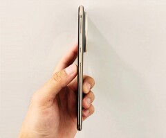 Huawei Mate 70 Air är ungefär en millimeter tjockare än Apple iPhone Air. (Bildkälla: @Rodent950)