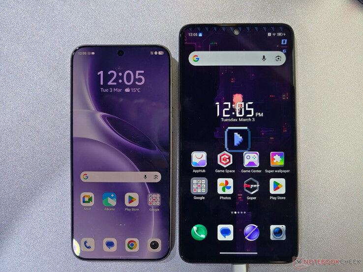 Nubia Neo 5 Max bredvid Vivo X300 Pro, från höger till vänster.