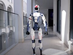 Unitree R1 kommer att finnas tillgänglig från 5 900 USD, vilket gör den potentiellt tilltalande för privata användare. (Bildkälla: Unitree via YouTube)