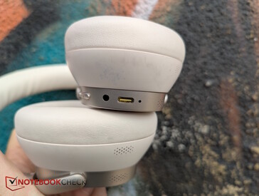 Vänster: Ljuduttag och USB-C