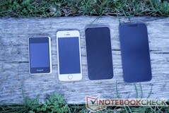 T1 Mini (vänster) jämfört med (i ordning) iPhone 5/iPhone SE (1:a generationen), iPhone 13 Mini och iPhone 13.