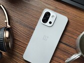 OnePlus 13T har bara två bakre kameror men det kan komma att ändras på 15T. (Bildkälla: Flying Bun på Weibo)