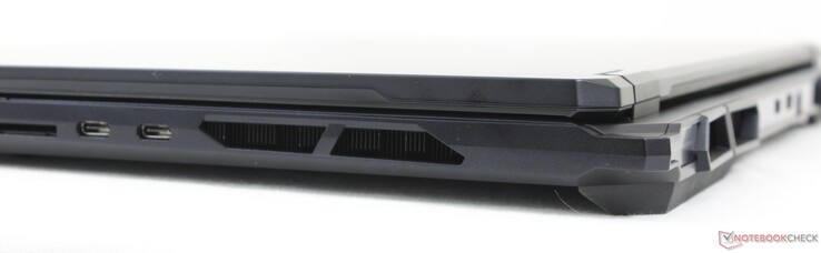 Höger sida: SD-läsare, 2x USB-C Thunderbolt 4 med DisplayPort + Power Delivery