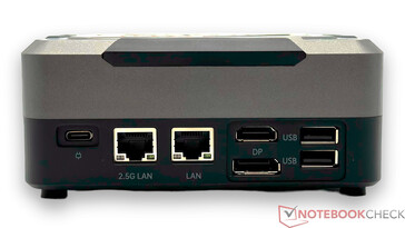Bakre: nätanslutning (19 V; 5 A), LAN (2.5G), LAN (1.0G), HDMI 2.1, DP1.4 (4K@144Hz), 2x USB 2.0
