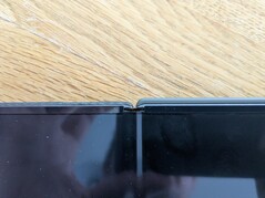 Det är inte bara vinkeln, det finns en hel del extra plast i Google-fodralet