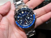 Den blå klockan Casio Oceanus OCW-P3000 visad framifrån, med fokus på den detaljerade urtavlan och den tvåfärgade keramiska ramen.