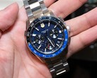 Den blå klockan Casio Oceanus OCW-P3000 visad framifrån, med fokus på den detaljerade urtavlan och den tvåfärgade keramiska ramen.
