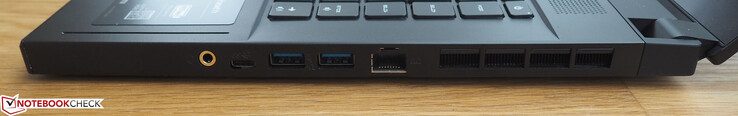 Höger: 3.5 mm ljudanslutning, USB-C 3.1 Gen2, 2x USB-A 3.1 Gen2, RJ45-LAN