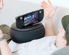 Mechanism Gaming Pillow är utformad för att göra det bekvämare att spela på handhållna spelkonsoler och förhindra att armar och händer domnar.