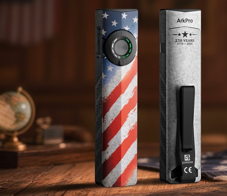 Ficklampan Olight ArkPro Stars & Stripes Edition har en tumknapp med en trelägesväljare på framsidan och en fickklämma i metall på baksidan.