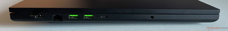 Vänster: Laddare, Ethernet 2,5 GB/s, 2x USB-A 3.2 Gen.2 (10 Gbit/s), USB-C 4.0 med Thunderbolt 4 (40 GBit/s, DisplayPort 2.1 via iGPU, Power Delivery 3.0), 3,5 mm ljuduttag